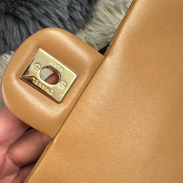 CHANEL 薩爾茨堡雙肩包中號焦糖色羊皮22開銀扣肩背包-5