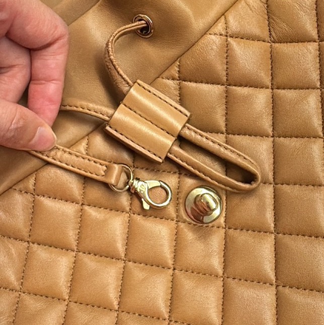 CHANEL 薩爾茨堡雙肩包中號焦糖色羊皮22開銀扣肩背包-7
