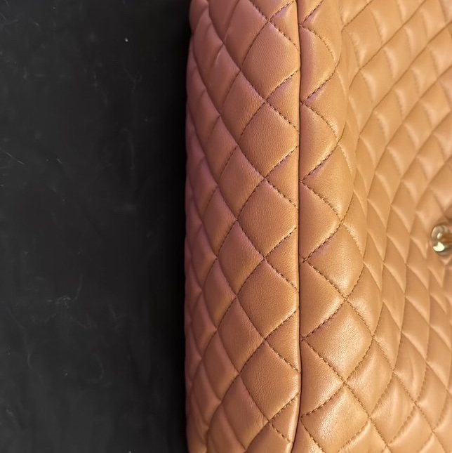 CHANEL 薩爾茨堡雙肩包中號焦糖色羊皮22開銀扣肩背包-8