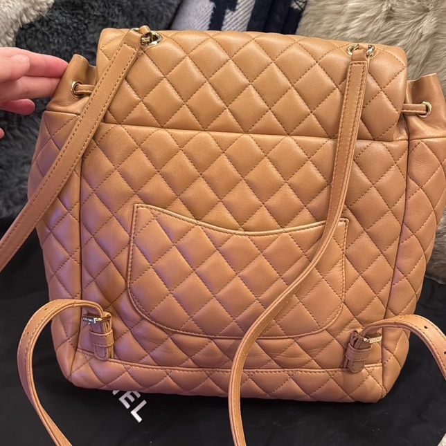 CHANEL 薩爾茨堡雙肩包中號焦糖色羊皮22開銀扣肩背包-10