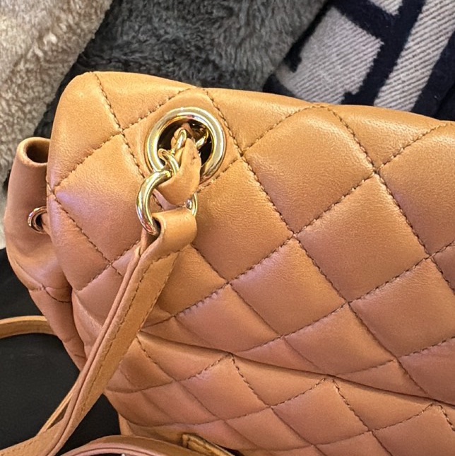 CHANEL 薩爾茨堡雙肩包中號焦糖色羊皮22開銀扣肩背包-12