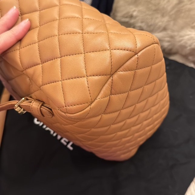 CHANEL 薩爾茨堡雙肩包中號焦糖色羊皮22開銀扣肩背包-13