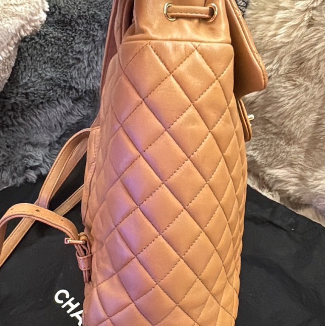 CHANEL 薩爾茨堡雙肩包中號焦糖色羊皮22開銀扣肩背包-14