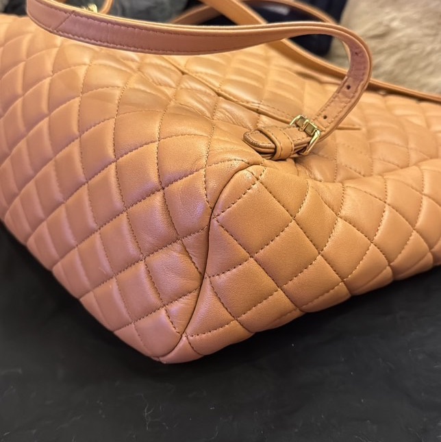CHANEL 薩爾茨堡雙肩包中號焦糖色羊皮22開銀扣肩背包-15