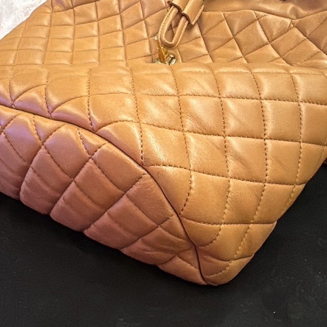 CHANEL 薩爾茨堡雙肩包中號焦糖色羊皮22開銀扣肩背包-17