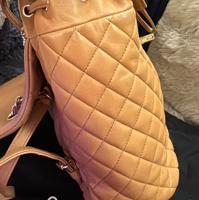 CHANEL 薩爾茨堡雙肩包中號焦糖色羊皮22開銀扣肩背包-18