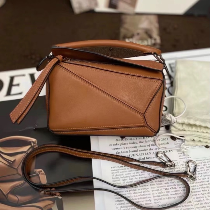 LOEWE mini puzzle經典焦糖色-1