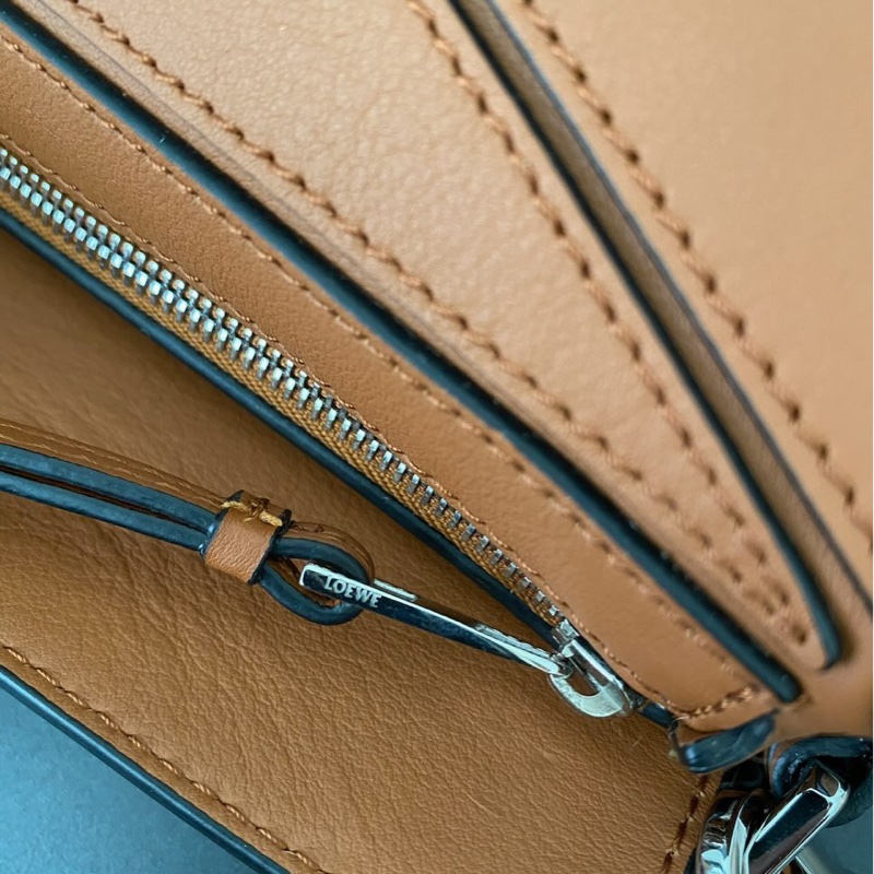 LOEWE mini puzzle經典焦糖色-9