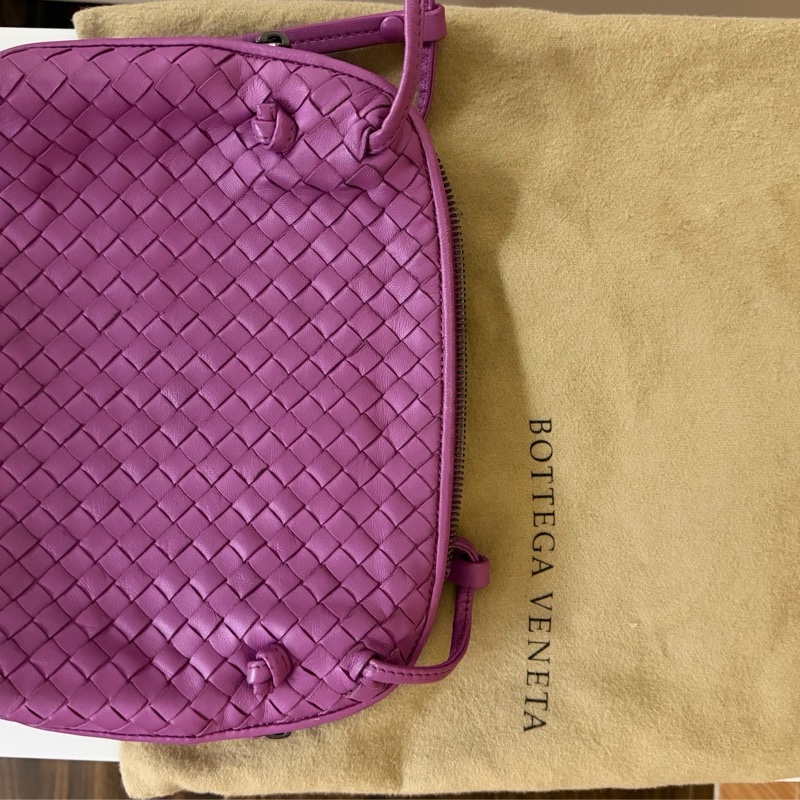 BOTTEGA VENETA 手工編織羊皮斜背包(紫色-1
