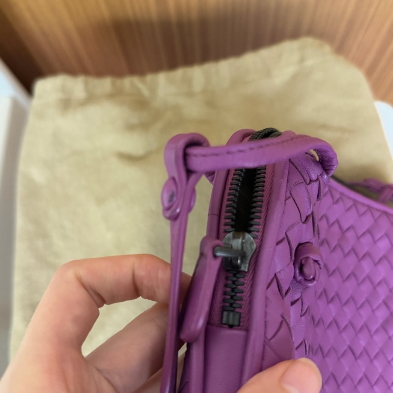 BOTTEGA VENETA 手工編織羊皮斜背包(紫色-2