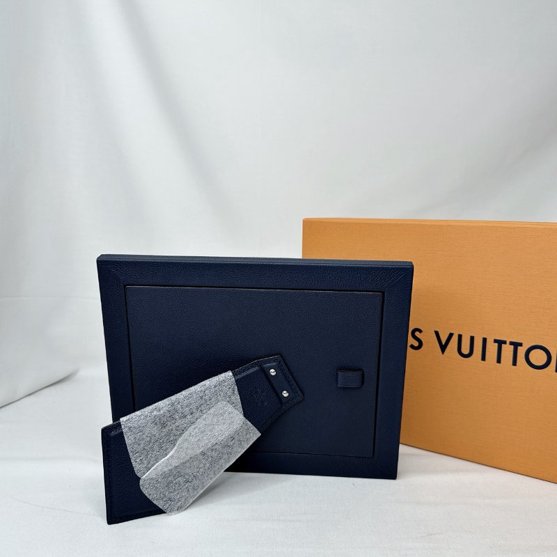 LV 全新經典滿版Logo皮革相框-1