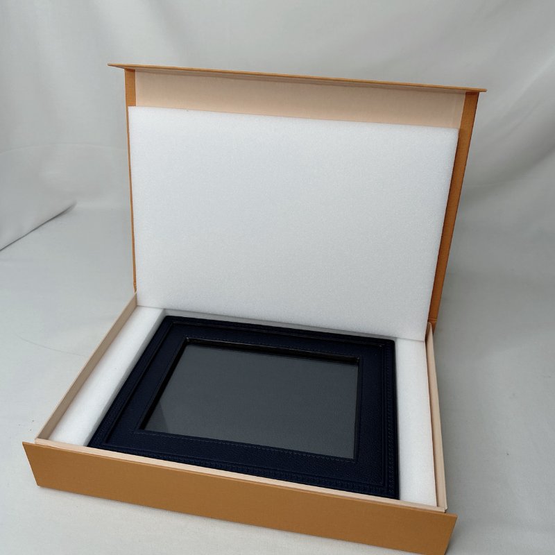 LV 全新經典滿版Logo皮革相框-2