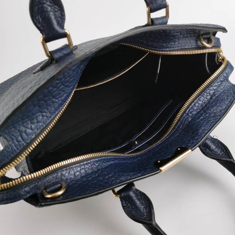 Burberry 牛皮純色銘牌標誌拉鍊手提包-6