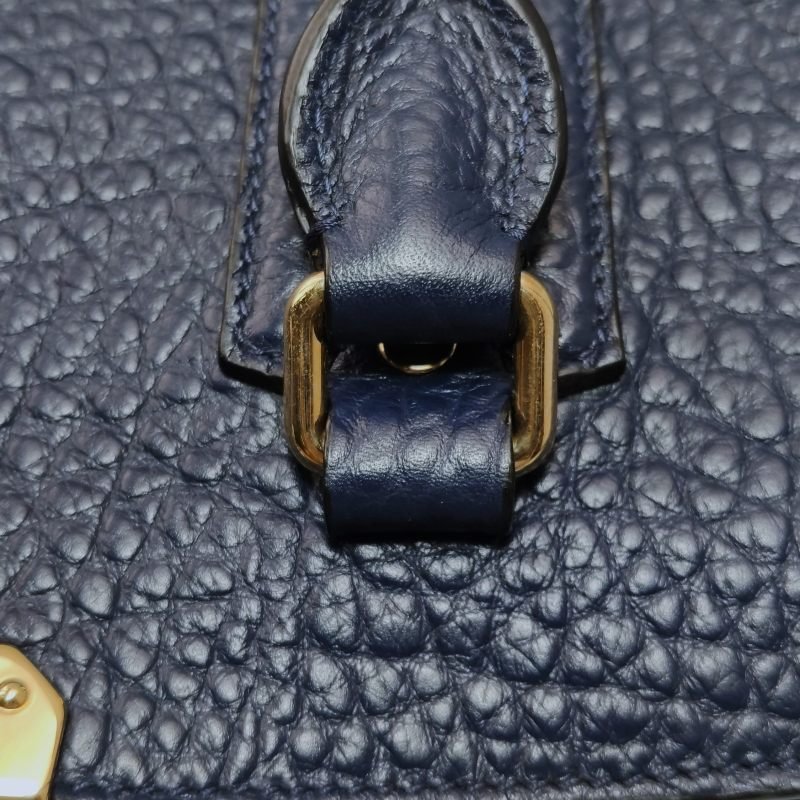 Burberry 牛皮純色銘牌標誌拉鍊手提包-11