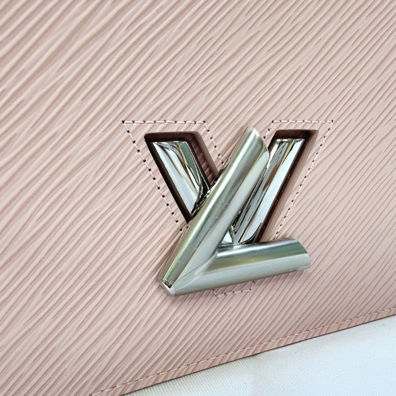 LV 粉色TWIST WOC鏈帶包-6