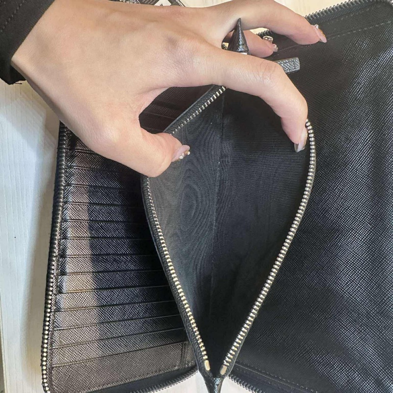 Prada防刮牛皮長夾 護照可放出國超方便-13