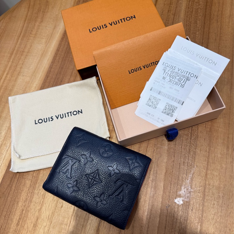 LV經典Empreinte皮革壓花三折暗釦短夾(海軍藍X紅)-6