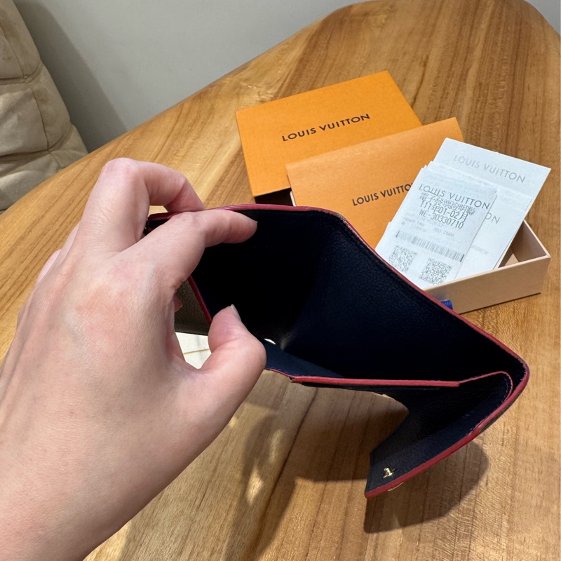 LV經典Empreinte皮革壓花三折暗釦短夾(海軍藍X紅)-9