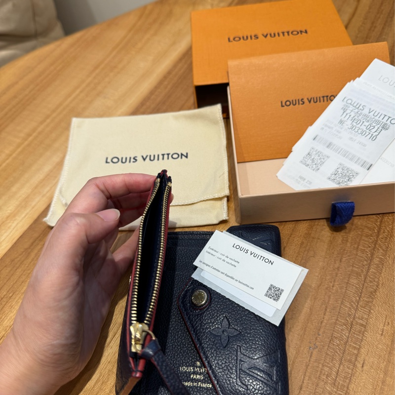 LV經典Empreinte皮革壓花三折暗釦短夾(海軍藍X紅)-10