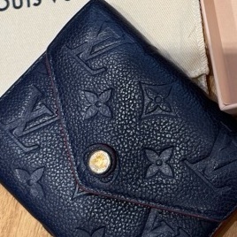 LV經典Empreinte皮革壓花三折暗釦短夾(海軍藍X紅)-13