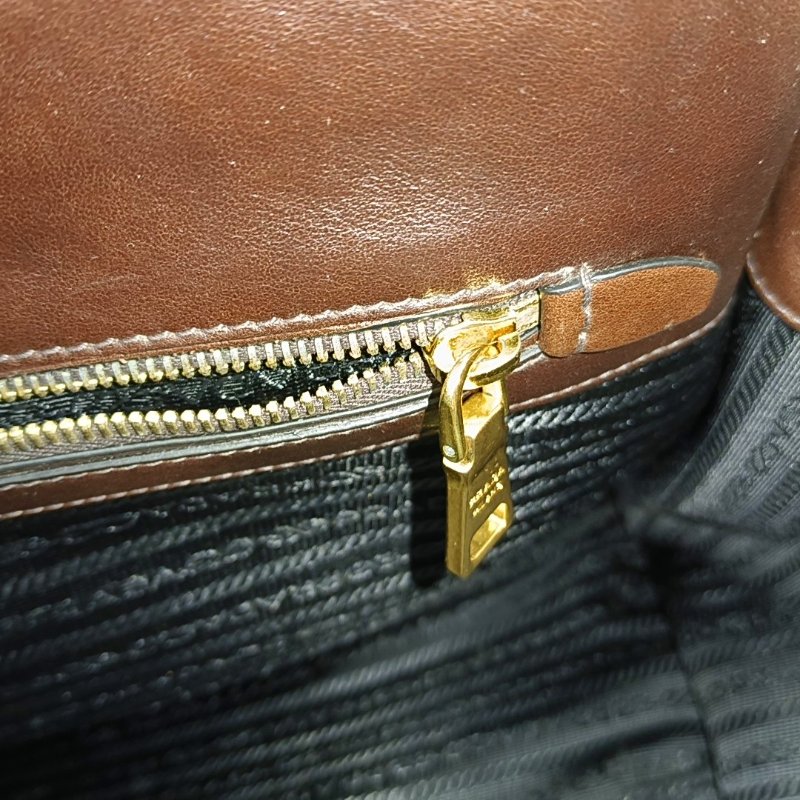 PRADA 托特包 棕色牛皮標誌斜背包手提包單肩包金色五金 可拆式肩帶-21