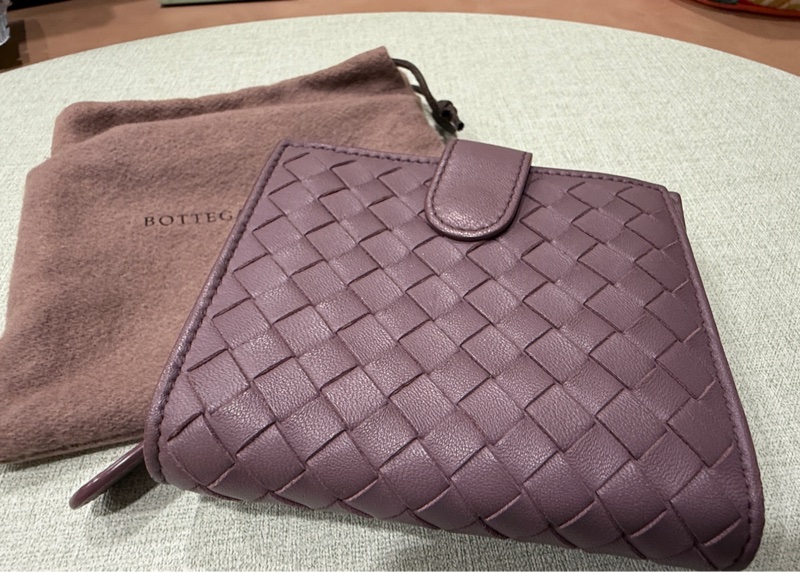 BOTTEGA VENETA INTRECCIATO 小羊皮手工編織短夾 (藕紫色)-0