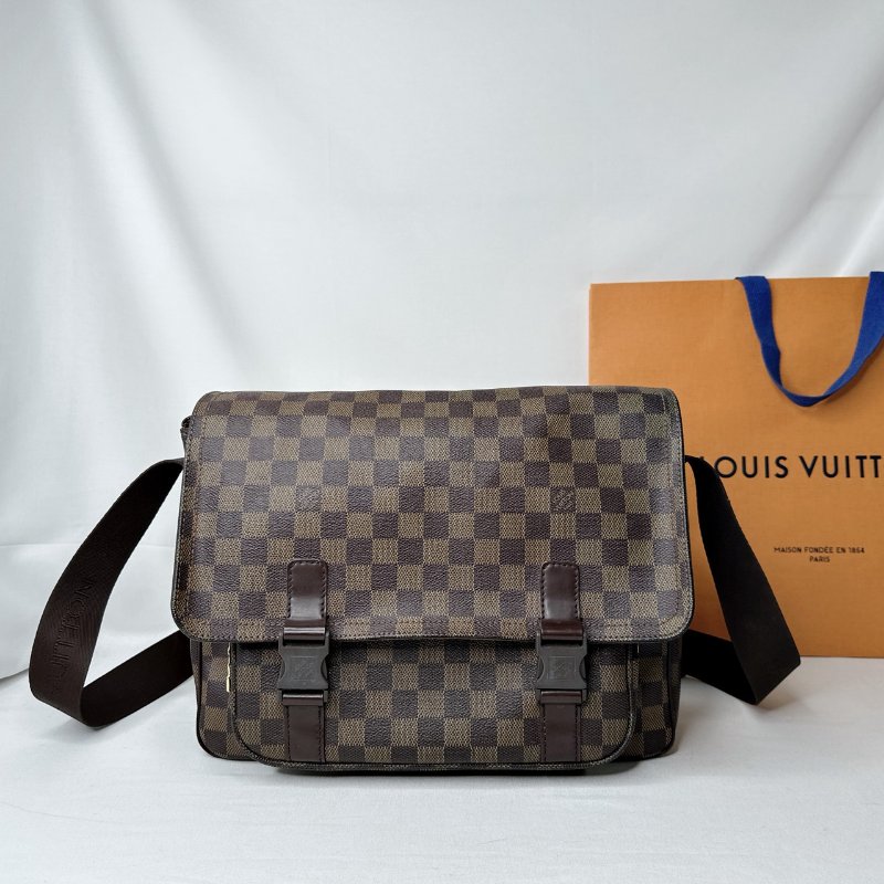 LV 棋盤格雙扣郵差包-0