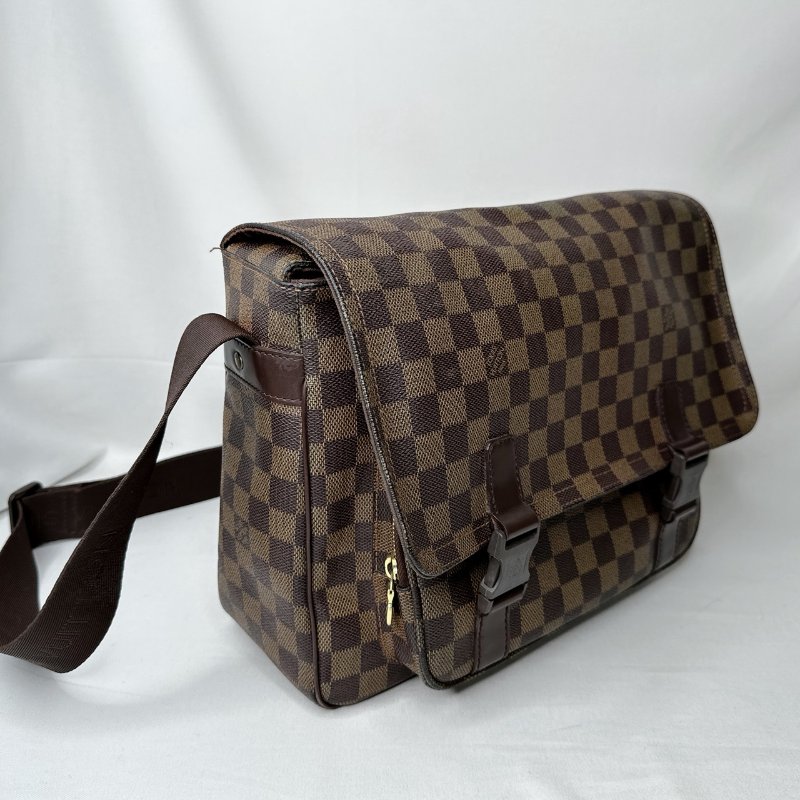 LV 棋盤格雙扣郵差包-3