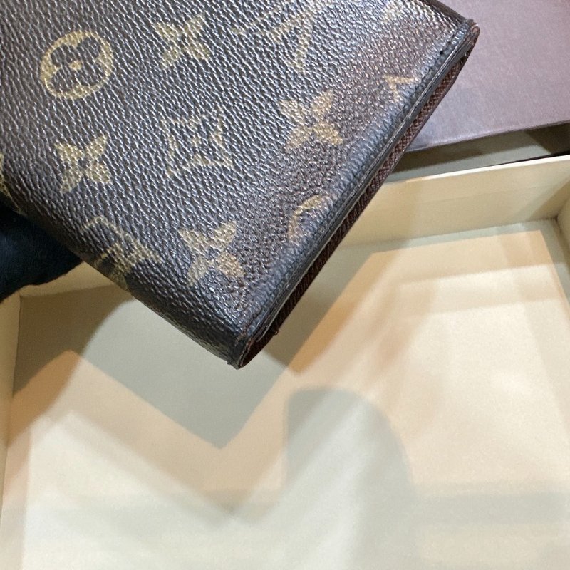LV 經典Monogram老花扣式中夾-13