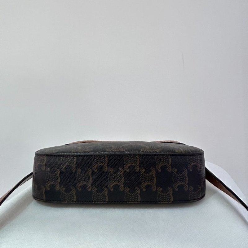 CELINE咖編字花小側背-3