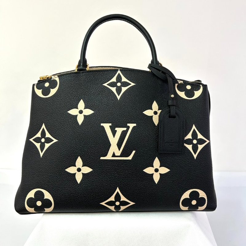 LV黑牛皮壓紋奶油色大Logo手提二用-0