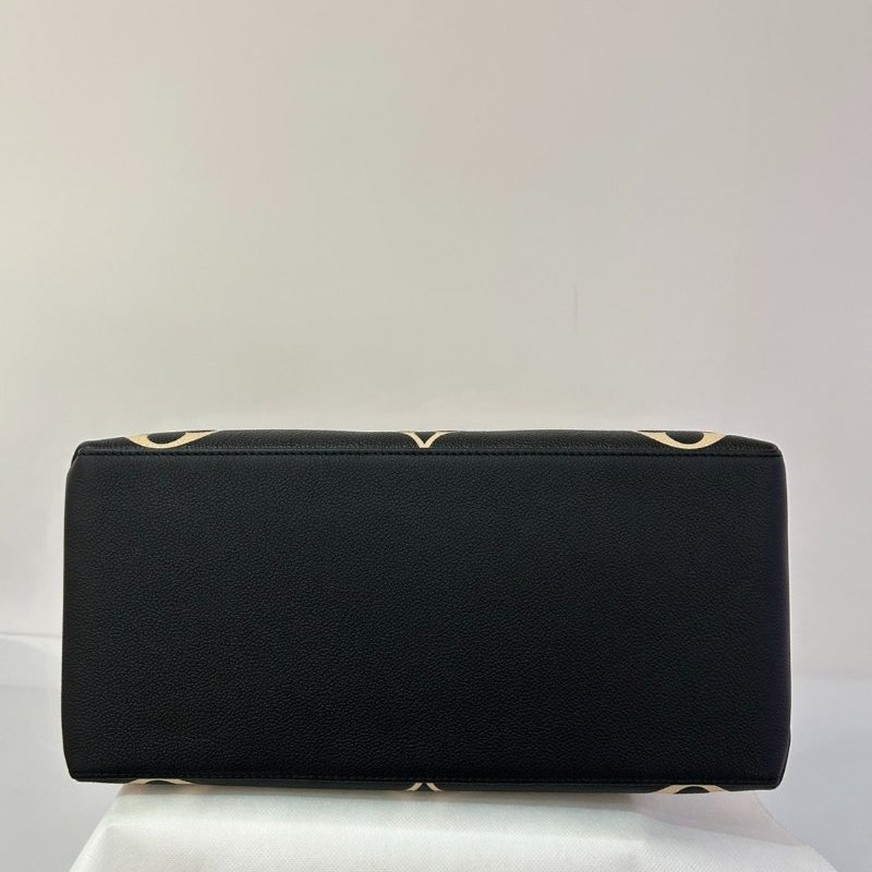 LV黑牛皮壓紋奶油色大Logo手提二用-2