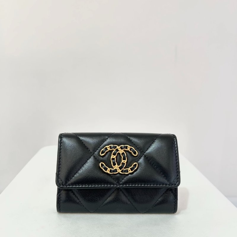CHANEL黑羊皮金釦19卡包-0