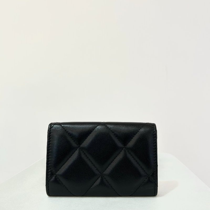 CHANEL黑羊皮金釦19卡包-1