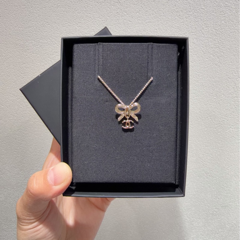 【全❤️】 chanel25k金色小蝴蝶結雙c logo吊墜項鍊項鏈-0