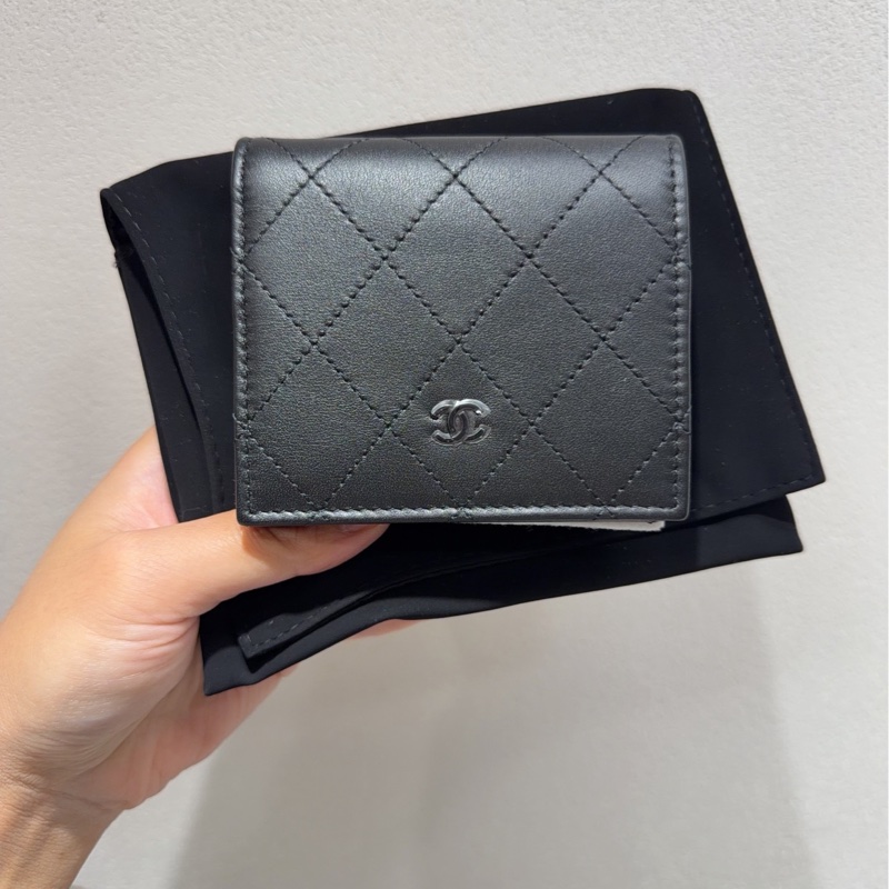 【全🆕 閒置】 chanel 25c黑色菱格紋so black雙c logo短款對折錢包-0