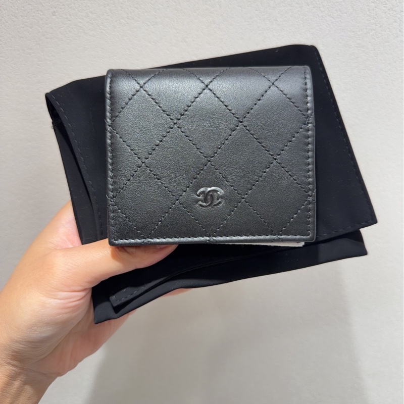 【全🆕 閒置】 chanel 25c黑色菱格紋so black雙c logo短款對折錢包-1