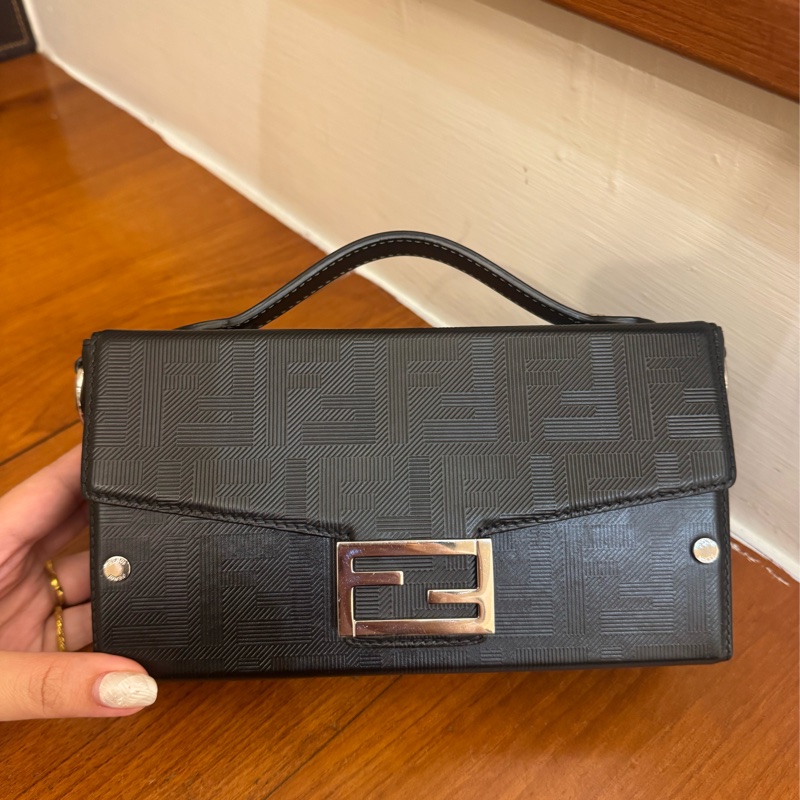 Fendi黑色硬殼手提兩用包-1