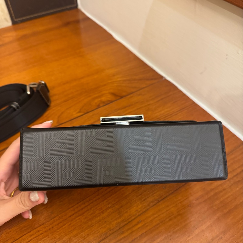 Fendi黑色硬殼手提兩用包-7