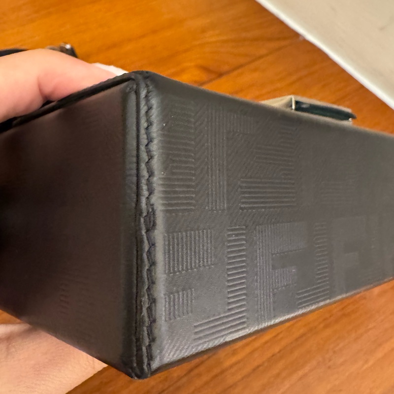 Fendi黑色硬殼手提兩用包-13