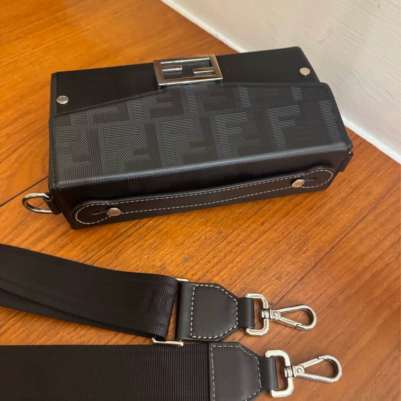 Fendi黑色硬殼手提兩用包-40