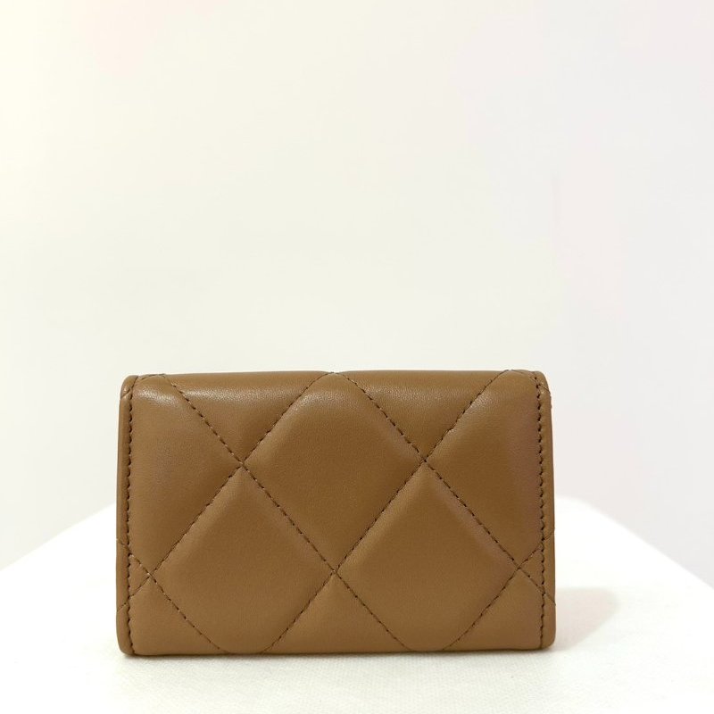 CHANEL奶茶色19系列二折釦卡夾-1