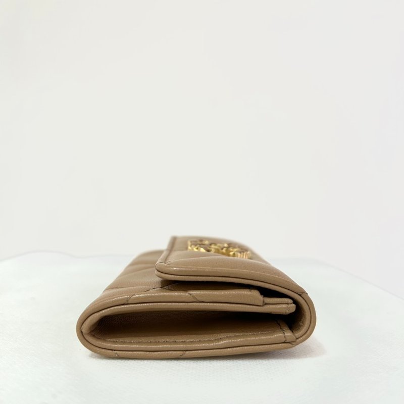 CHANEL奶茶色19系列二折釦卡夾-3