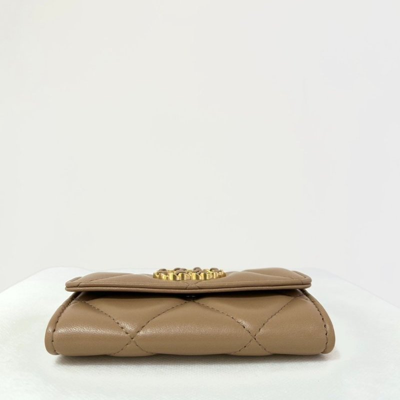 CHANEL奶茶色19系列二折釦卡夾-5