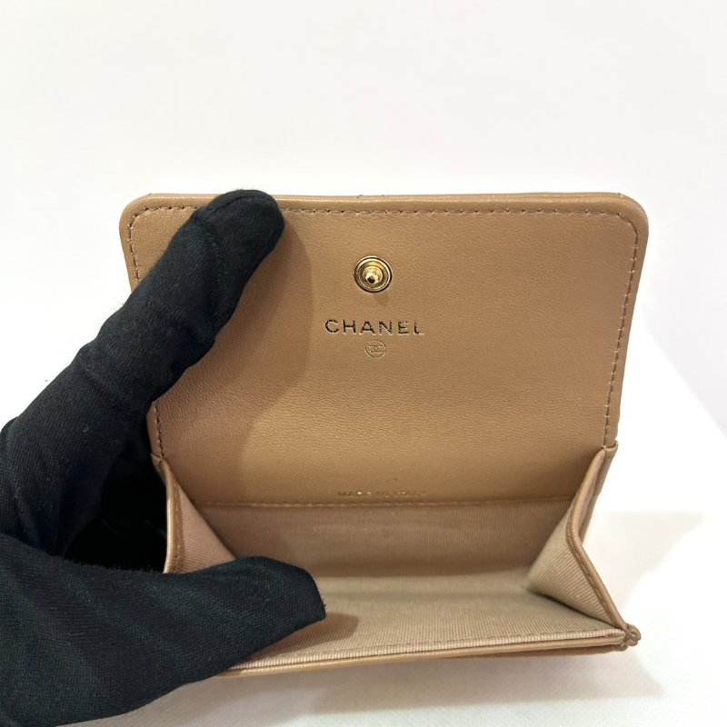 CHANEL奶茶色19系列二折釦卡夾-6