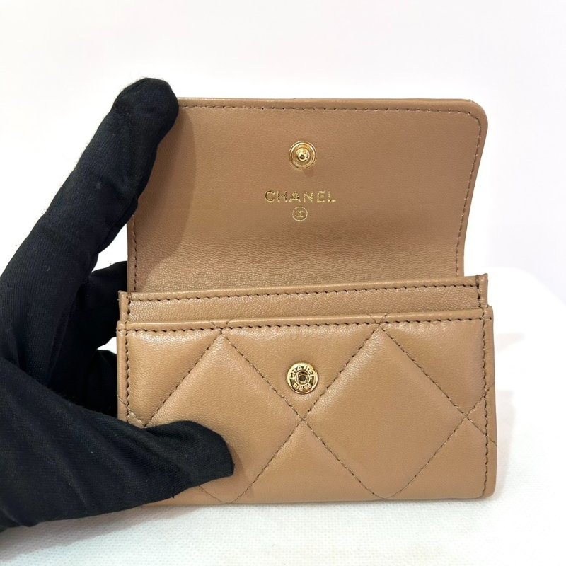CHANEL奶茶色19系列二折釦卡夾-7