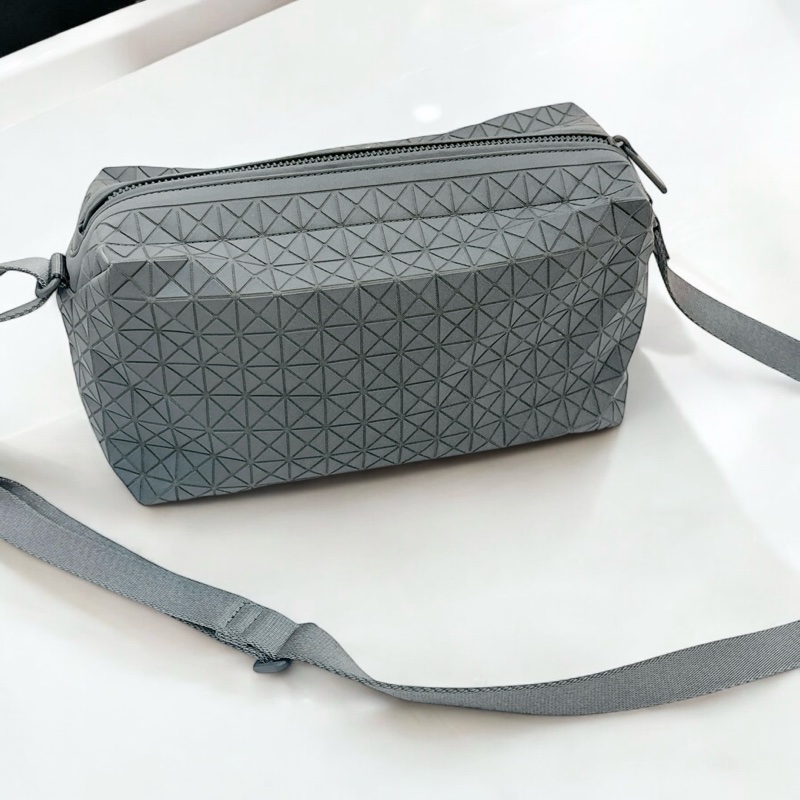 莉亞精品♡ 三宅一生 淺灰色斜背包 二手美包-0