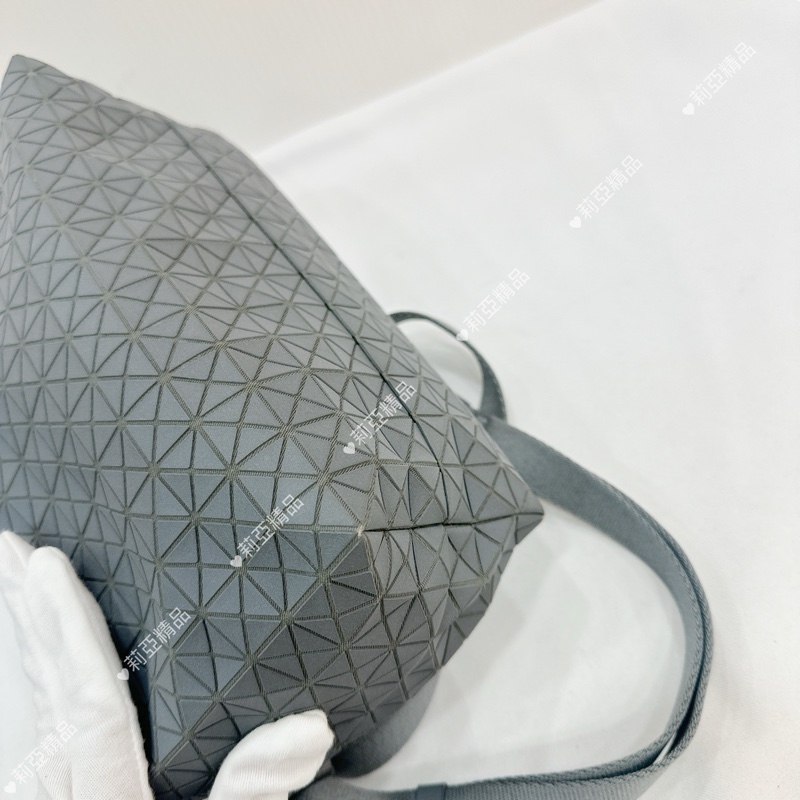 莉亞精品♡ 三宅一生 淺灰色斜背包 二手美包-9