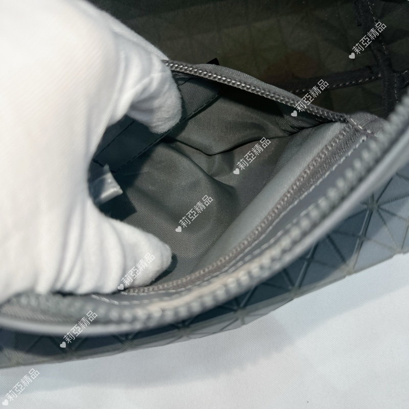 莉亞精品♡ 三宅一生 淺灰色斜背包 二手美包-12