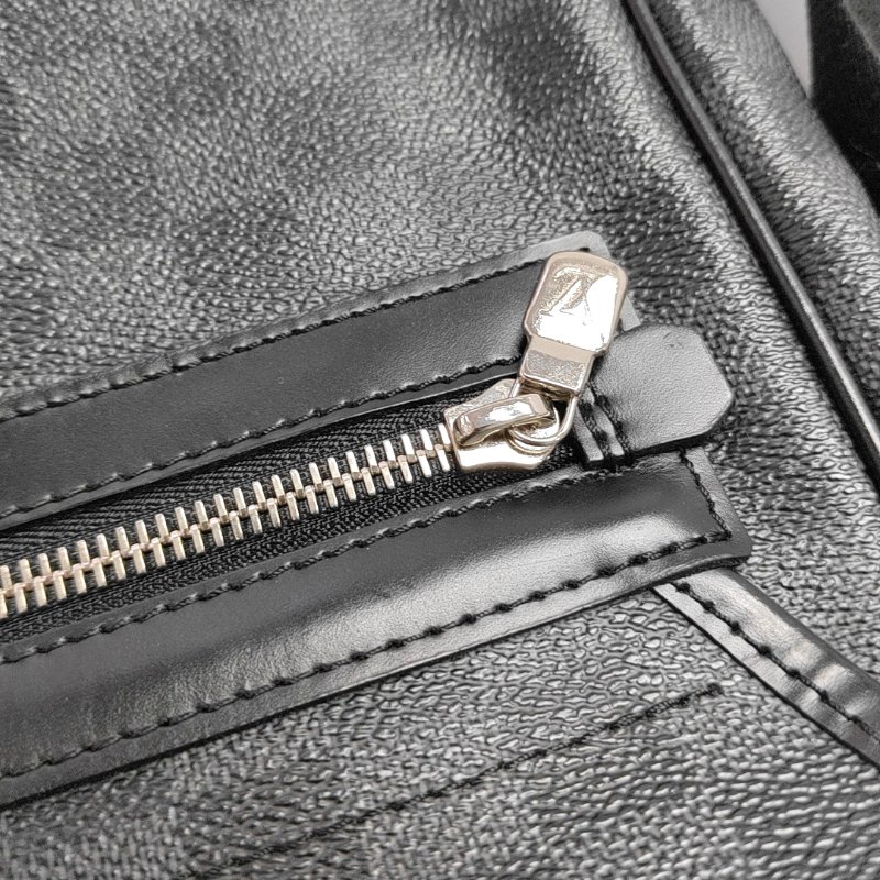 LOUIS VUITTON DISTRICT 灰色塗層帆布棋盤格斜背包肩背包 銀色五金-8